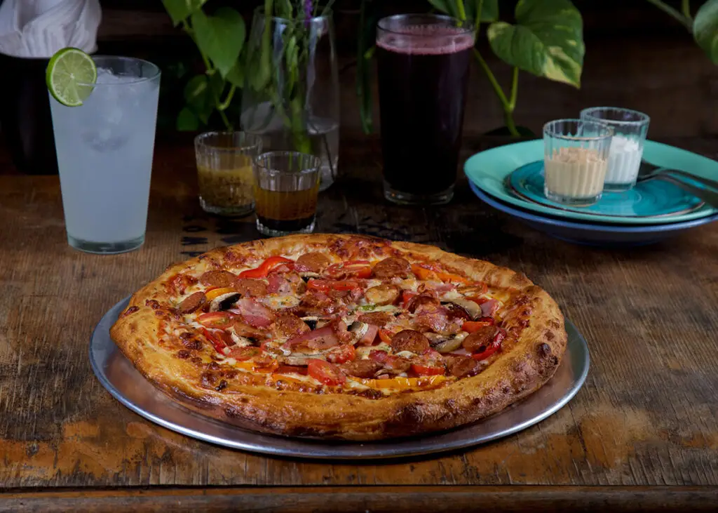 Pizza Logan de Green Bike, recién horneada y servida en la mesa